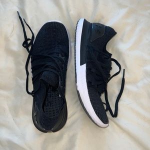 Under Armour Women's size 6 sneaker. Used but new like condition!